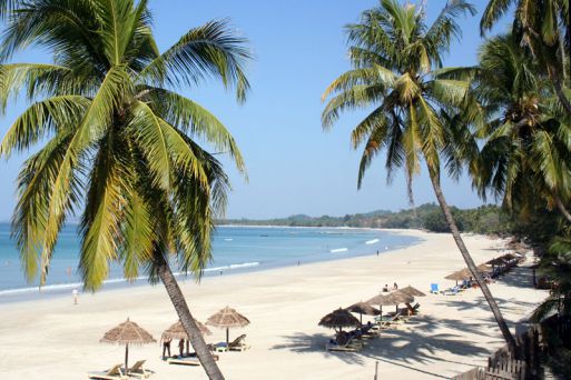 Проведите несколько дней, отдыхая на белом песке пляжа Нгапали