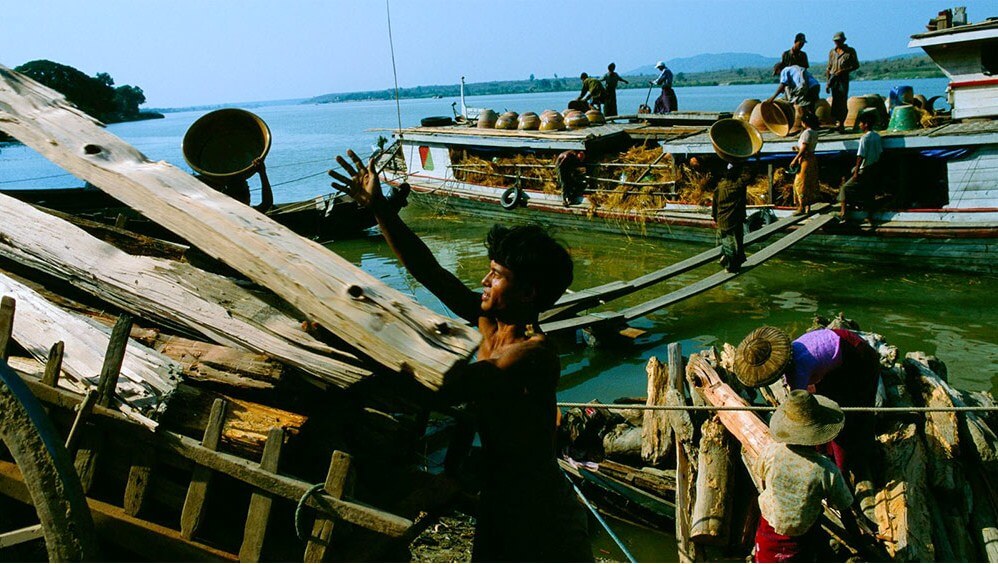 Discover life along Irrawaddy River by boat