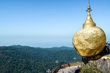 Присоединяйтесь к паломникам и отправляйтесь на прогулку к необычной пагоде Кьяйктйо (Золотая скала) недалеко от Янгона.