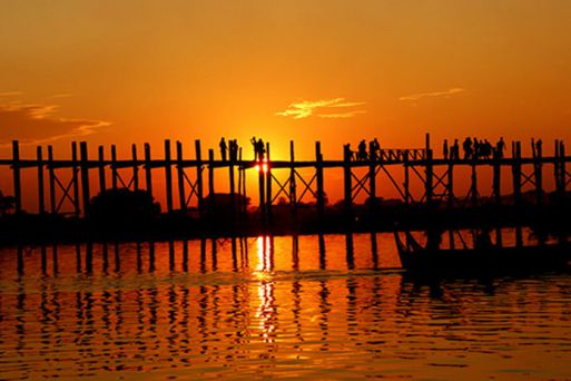 Наблюдайте закат над мостом У Бейн, Амарапура, недалеко от Мандалая