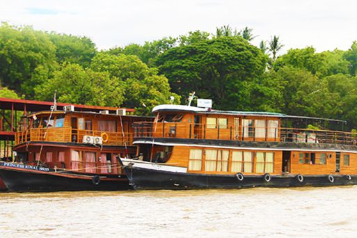 Откройте для себя жизнь на реке Иравади на лодке