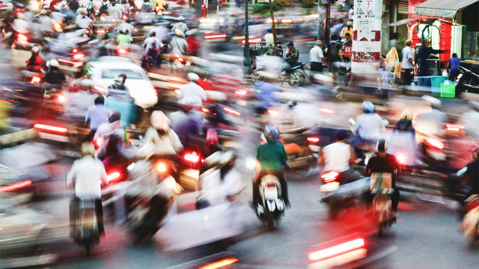 Crossing a street in vietnam - Easy or hard? My anxiety says dont