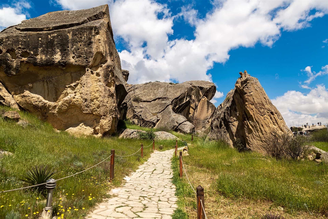 Khám phá nghệ thuật đá cổ ở Gobustan